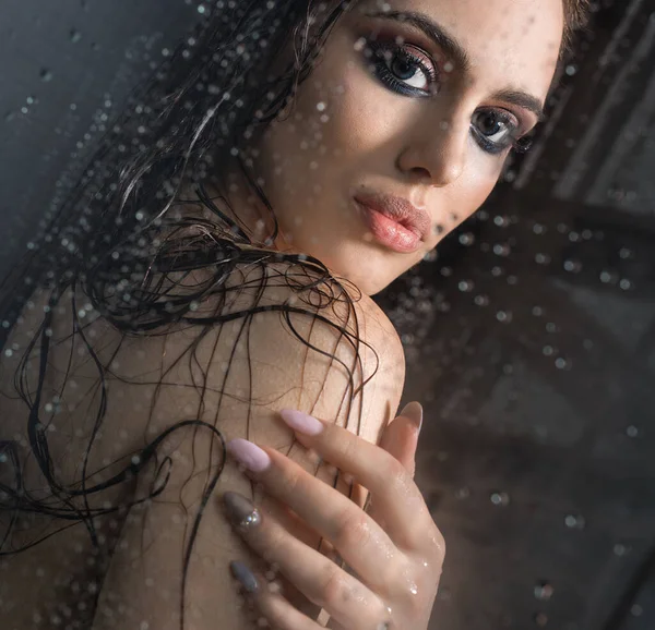 Cantik berambut cokelat di kamar mandi-rambutnya longgar dan basah — Stok Foto