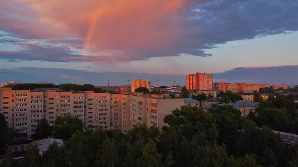Regenbogen über der Stadt am Sommerabend — Stockfoto