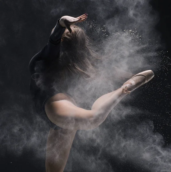 Donna in corpo nero salto con polvere nuvola profilo colpo — Foto Stock