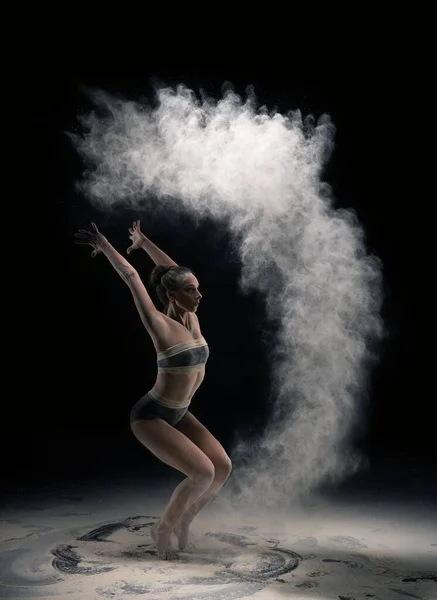 Deportiva mujer de mediana edad en ropa interior pose en yoga asana con polvo — Foto de Stock