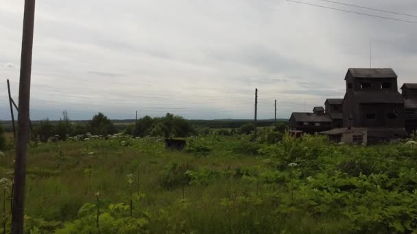 Вхід до мухоловки Старий сарай над стежкою в спустошеному селі — стокове відео