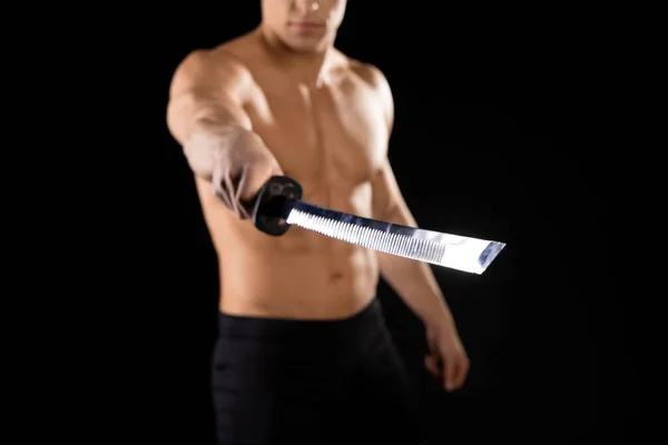 Sterke shirtloze man met zwaard — Stockfoto