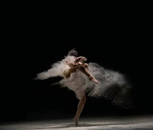 Señora graciosa en danza corporal en la nube de polvo — Foto de Stock