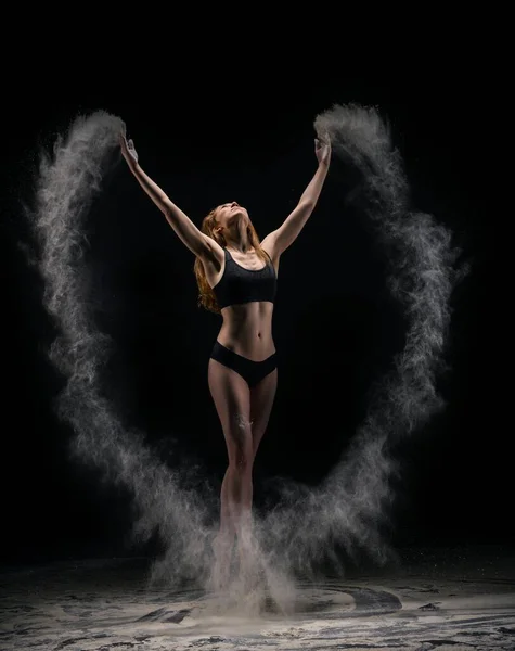 スリムな女性ダンサーが空気中でほこりを投げる — ストック写真
