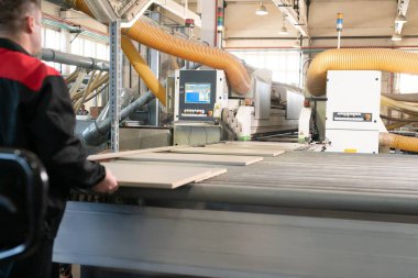 Fabrikasında yonga tahtası olan devasa bir makine.