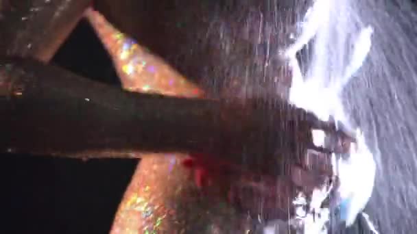 Morena en topless con brillo bodyart bajo la ducha corriente de agua detrás del escenario — Vídeo de stock