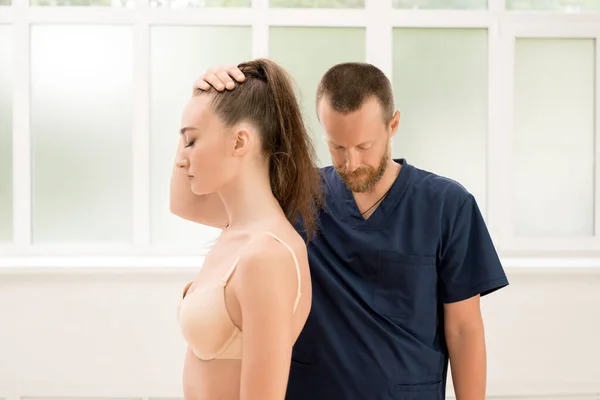 Osteópata y paciente en clínica moderna — Foto de Stock