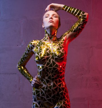 Altın vücutlu çıplak sarışın.