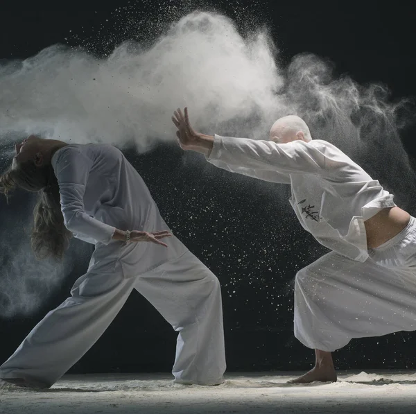 Dos hombres haciendo yoga en vista de nube de polvo blanco —  Fotos de Stock