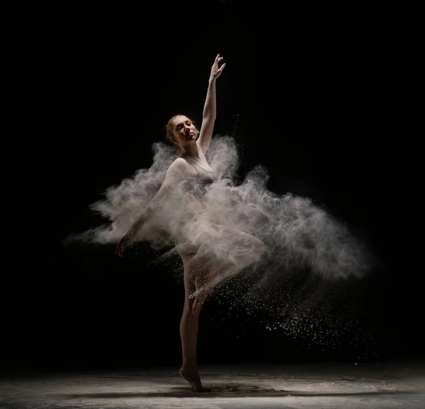 Vékony női táncos porral dobálja a levegőt — Stock Fotó