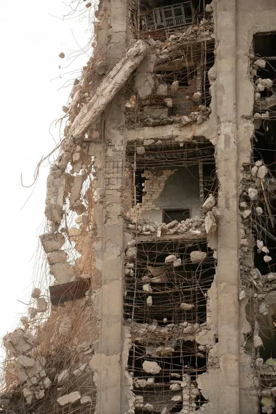 Εξωτερικό κατεστραμμένο κτίριο υψηλής ανόδου — Φωτογραφία Αρχείου