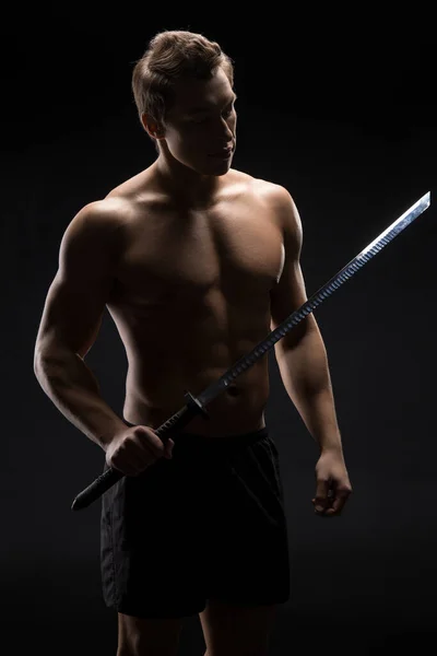 Sterke shirtloze man met Japans zwaard — Stockfoto