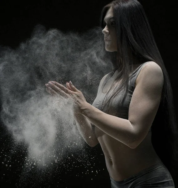 Bella ragazza sexy girato in nuvola di polvere bianca — Foto Stock