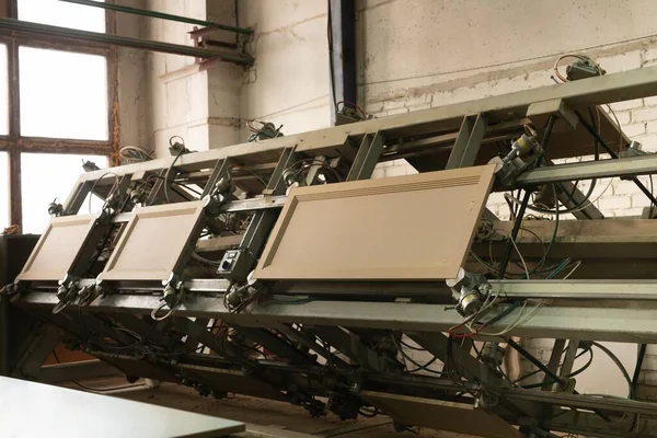 Mobilyaların fabrikadaki modern ekipmanlarda üretilmesi — Stok fotoğraf