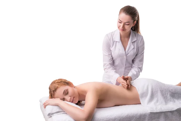 Uśmiechnięta kobieta robi masaż na plecach klienta — Zdjęcie stockowe