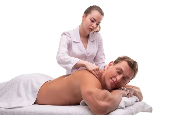 Masseuse gör massage på baksidan av manlig klient — Stockfoto