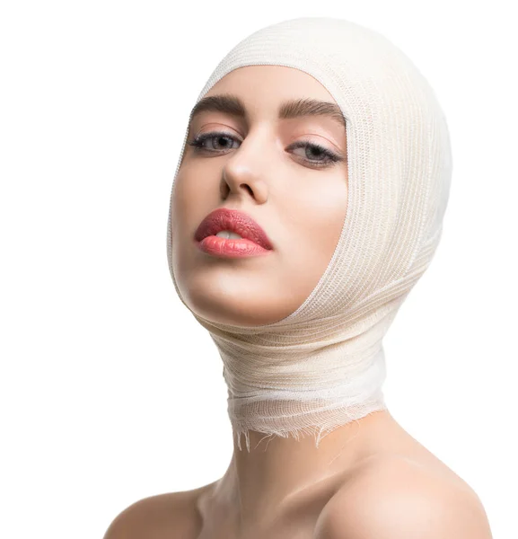 Ragazza la testa e il collo fasciati al chirurgo plastico — Foto Stock
