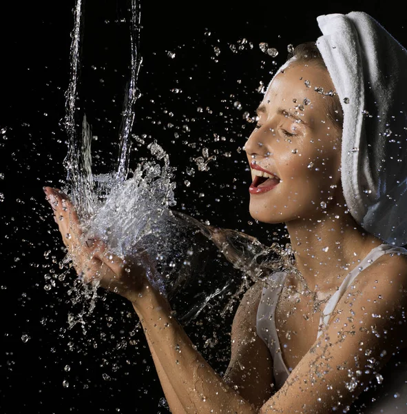 Happy girl mencuci wajahnya terisolasi ditembak — Stok Foto