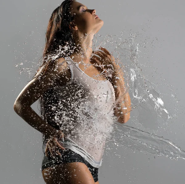 Hermosa rubia disfrutando de ducha vista perfil — Foto de Stock