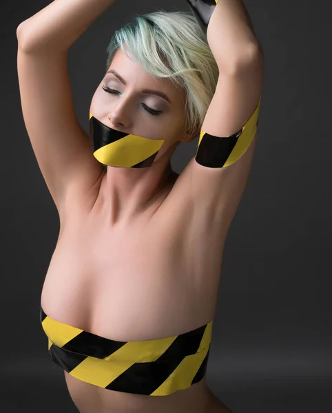 Sexy naakt blond verpakt in zelfklevende tape shot — Stockfoto