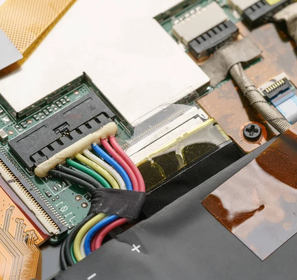 Dispositivo elettrico aperto con fili e microchip — Foto Stock