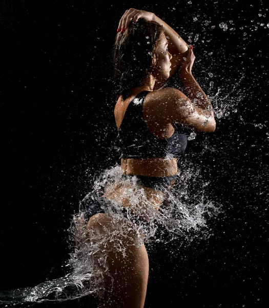 Fitness-Model posiert im Wasserspritzer-Studio — Stockfoto