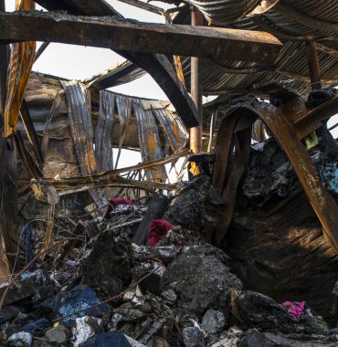 Yangından sonra metal ve plastik çöp yığını.