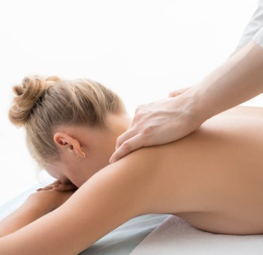 Kanepede masaj yaptıran bir kadın.