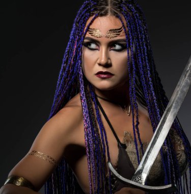 Afrika örgüleri ve kılıç portresi olan bir süvari kadın.