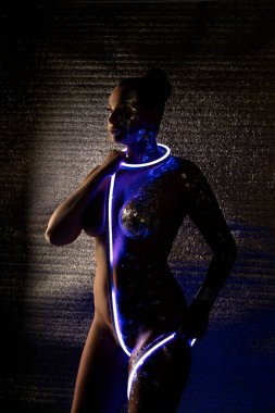 Çıplak vücutlu, neon ışıklı seksi bir kadın.