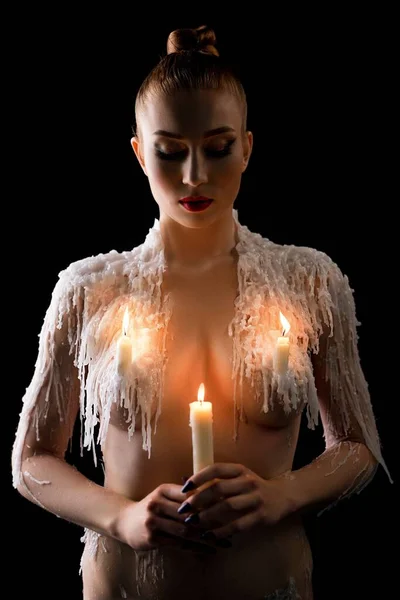Голая женщина с закрытыми глазами несёт свечу — стоковое фото