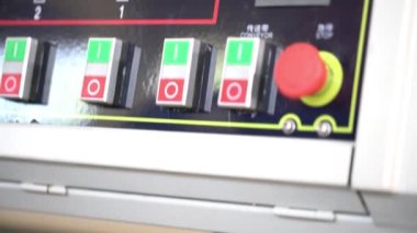 Cam işleme makinesinin kontrol panelini açar