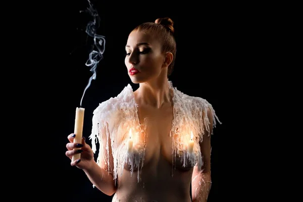 Naakt vrouwelijk model met kaarsen op de borst — Stockfoto