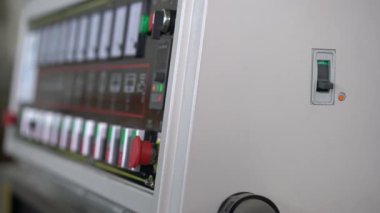 Cam kenar parlatıcısının kontrol paneli