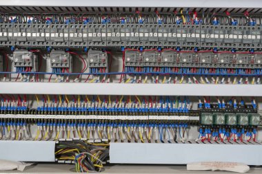 Atölyede cam cilalama makinesinin elektronik sistemi