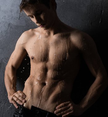 Gri duvarda güzel, üstsüz, sarışın manzara