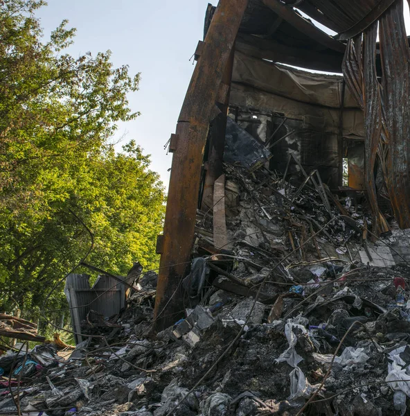 Yangından sonra metal ve plastik çöp yığını.