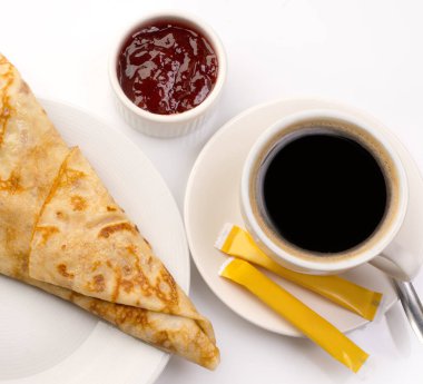 Berry soslu tatlı krep yemek-üst görünüm atış ve beyaz arka plan üzerinde kahve Kahvaltı