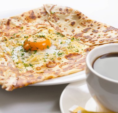 Yumurta, peynir ve siyah kahve yakın çekim yukarı ile servis yeşillik ile pişmiş gözleme