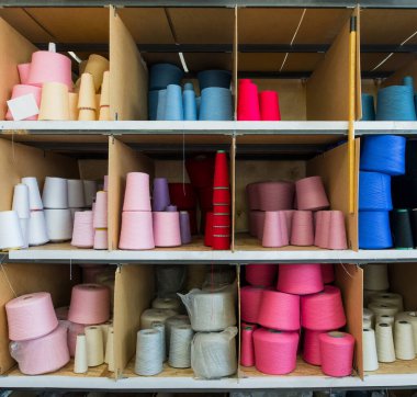 Farklı renk iplik fabrika atış örgü, raf ile makaralar