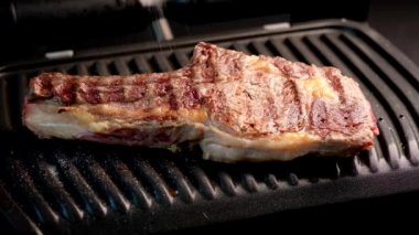 Baharatlarla terbiyeli ızgara sığır eti biftek sulu parça