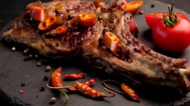 Izgara Dana biftek domates ile kemik üzerinde