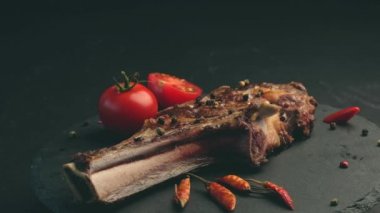 Biberiye, chili Röntgenci ve kayrak tahta üzerinde domates sığır eti biftek