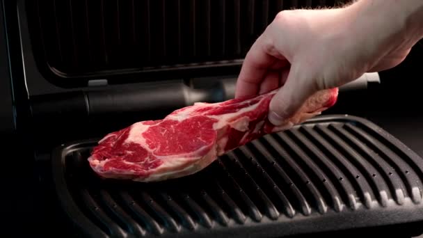 Šťavnatý kousek hovězí steak na grilu, ochuceno kořením — Stock video