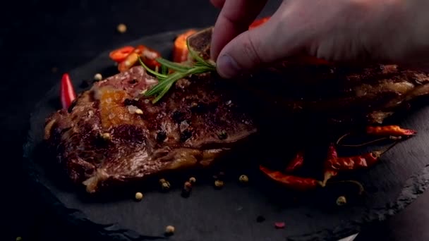Gegrilde biefstuk op de bone met tomaten — Stockvideo