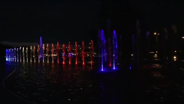 Espectáculo de fuente por la noche en el Parque Multimedia Fountain — Vídeos de Stock