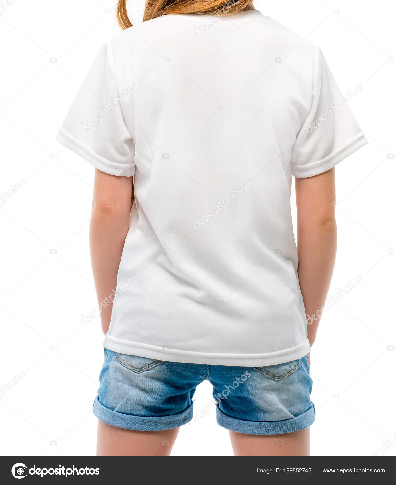 Niña en camiseta blanca en blanco sobre fondo blanco, espalda vie