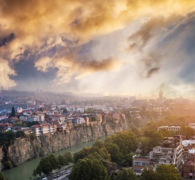Tbilisi güzel günbatımı cityscape