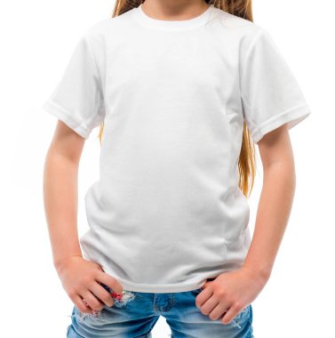 Beyaz arka plan üzerinde beyaz T-shirt kız