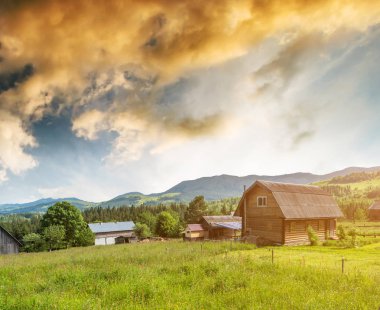 Ahşap evle kaplı dağ manzarası